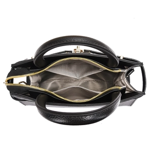 Vue de dessus de l'intérieur du sac en cuir noir avec doublure zigzag et détails dorés