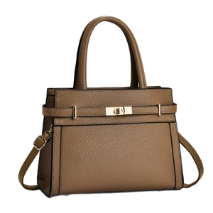 Sac à main marron en cuir grainé avec fermoir doré et bandoulière amovible