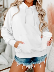 Dettaglio felpa con cappuccio bianca oversize con coulisse e tasca a marsupio pratica