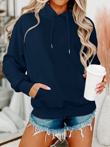 Dettaglio felpa con cappuccio blu navy oversize con coulisse e tasca a marsupio