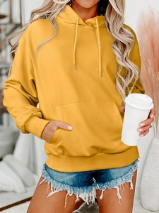 Dettaglio felpa con cappuccio giallo senape con coulisse regolabile e tasca a marsupio