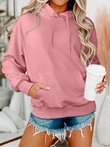Dettaglio felpa rosa con cappuccio con coulisse regolabile e tasca a marsupio