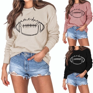 Détail de l'imprimé graphique Game Day football sur les sweatshirts à col rond