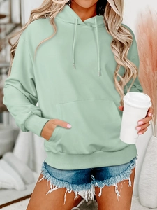 Dettaglio felpa con cappuccio verde menta con tasca a marsupio e coulisse per look casual