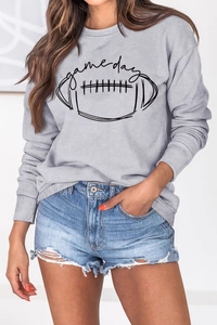 Détail du sweat gris clair avec imprimé football game day et short en jean