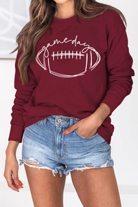 Détails des poignets côtelés et de l'imprimé rugby sur le sweat-shirt bordeaux