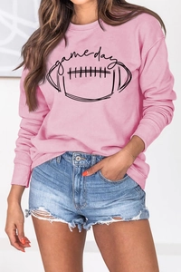 Détail du sweat-shirt rose à manches longues avec imprimé football game day et bords-côtes