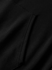 Dettaglio della cucitura doppia sulla tasca di una felpa con cappuccio nera tinta unita