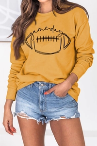Détails de l'imprimé football Game Day et poignets côtelés sur le sweat moutarde