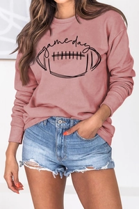 Gros plan du sweat rose Game Day avec imprimé football et motifs graphiques