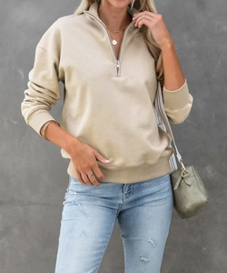 Dettaglio della felpa beige da donna con mezza zip e design con collo a lupetto