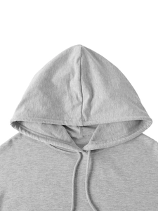 Dettaglio felpa con cappuccio grigio chiaro con trama in maglia e cordoncino abbinato
