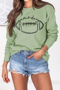 Détail de l'imprimé Game Day football sur le sweat à manches longues vert clair et col rond