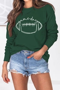Détail de l'imprimé graphique Game Day sur un sweat-shirt vert foncé à manches longues