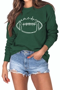 Détail du sweat vert foncé avec imprimé football game day et finitions côtelées