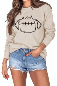 Détail du motif imprimé Game Day sur sweat beige à manches longues et dessin de football