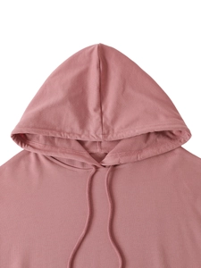 Dettaglio felpa con cappuccio rosa scuro con cuciture e coulisse in tessuto cotone