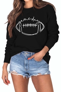 Détail de l'imprimé Game Day sur un sweat-shirt noir doux avec motif de football