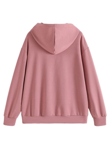 Vista posteriore di una felpa rosa con cappuccio oversize con polsini a coste e spalle basse