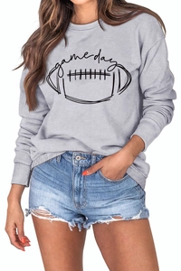 Détail de l'imprimé Game Day football sur le sweat-shirt à col rond gris clair