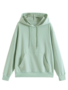 Dettaglio felpa con cappuccio verde menta con coulisse regolabile e tasca a marsupio
