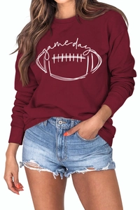 Détail du sweat bordeaux Game Day avec imprimé rugby et coupe à manches longues