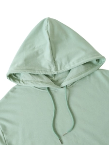 Dettaglio del cappuccio verde menta con coulisse regolabile e cuciture rifinite con cura
