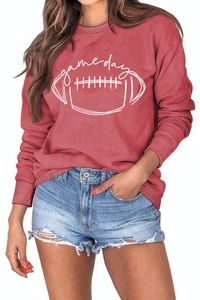 Détail de l'imprimé rugby Game Day blanc sur un sweat-shirt rouge vintage