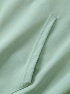 Cuciture dettagliate sul bordo della tasca di questa felpa con cappuccio verde menta