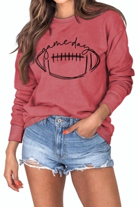 Détail d'un sweat-shirt rouge à col rond avec motif imprimé Game Day et football américain