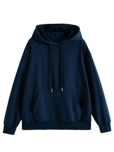 Dettaglio della felpa blu navy con polsini a coste e coulisse con punte in metallo