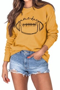 Détail de l'imprimé football game day sur un sweat-shirt jaune moutarde et col rond
