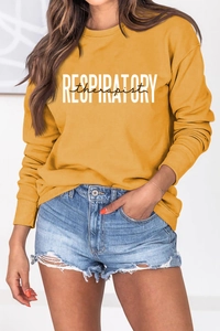 Détail du sweat jaune Respiratory Therapist avec texture douce et imprimé lettres