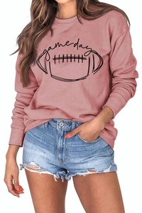 Détail de l'imprimé football game day et poignets côtelés sur un sweat à manches longues