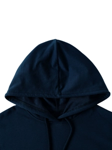 Dettaglio ravvicinato della felpa blu navy con cordoncini e trama del tessuto