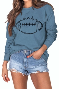 Détail de l'imprimé football Game Day sur un sweat-shirt bleu poudré à manches longues