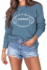 Détail du sweatshirt bleu Game Day avec imprimé football et short en denim