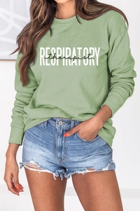 Détail d'un sweat vert clair avec imprimé Respiratory Therapist et tissu en coton doux