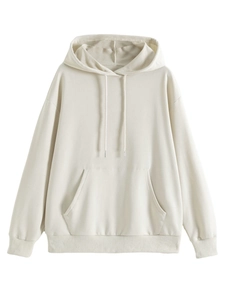 Dettaglio del cappuccio con coulisse e tasca a marsupio su felpa beige in cotone