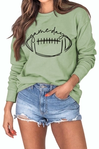 Détail du sweat vert clair Game Day avec imprimé football et poignets côtelés
