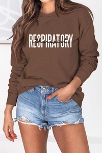 Gros plan détaillé du sweat marron avec l'imprimé graphique Respiratory therapist
