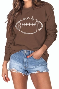 Détail du sweat marron café avec imprimé football game day et poignets côtelés