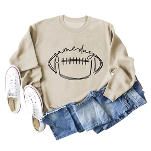 Vue à plat d'un sweat Game Day abricot avec un jean bleu et des chaussures en toile