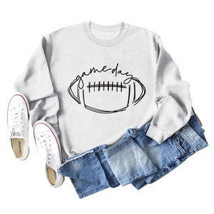 Mise à plat du sweat gris Game Day football avec un jean bleu et des baskets