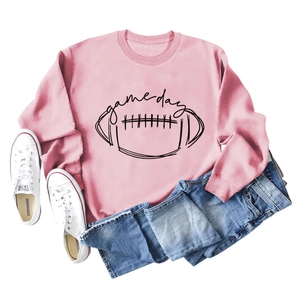 Vue à plat d'un sweat rose Game Day avec motif rugby et pantalon en denim