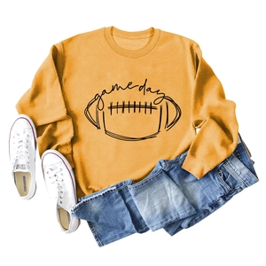 Mise à plat du sweat football Game Day jaune moutarde avec bords-côtes et jean bleu denim