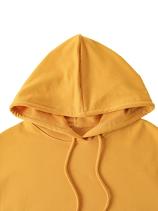 Dettaglio della scollatura della felpa giallo zenzero con coulisse e trama del tessuto