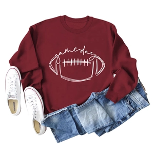Détail de l'imprimé Game Day sur un sweat-shirt bordeaux à manches longues et jean