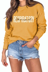 Détail du sweat jaune Respiratory Therapist avec texte graphique noir et blanc imprimé