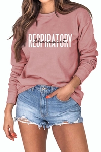 Détail de l'imprimé Respiratory Therapist sur un sweat à manches longues rose